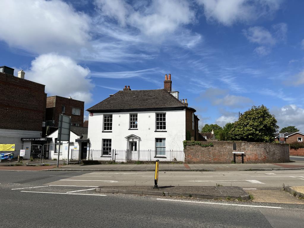 Lot: 40 - LANDMARK FREEHOLD BUILDING WITH PLANNING FOR REDEVELOPMENT - White painted building in prime location on main road